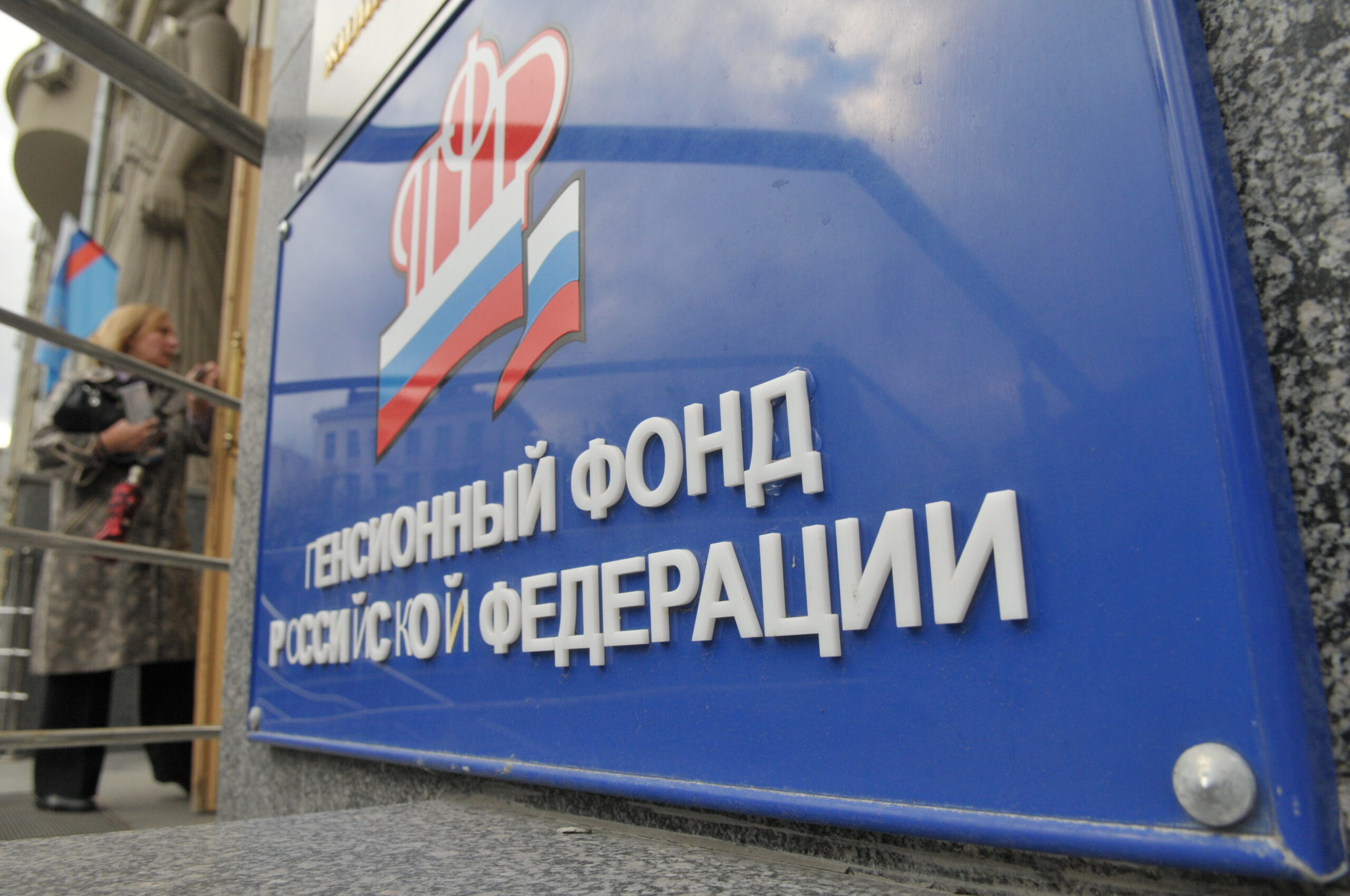 Декретные выплаты: кто выплачивает пособие по уходу за ребенком